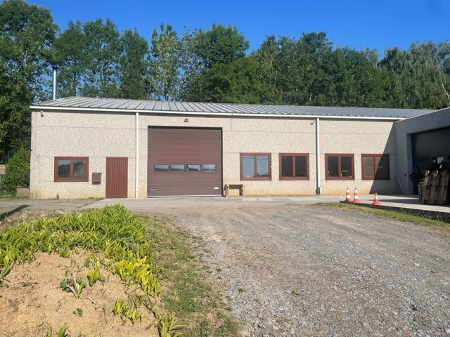 Entrepôts & bureaux de 345m²  à Seneffe Arquennes
