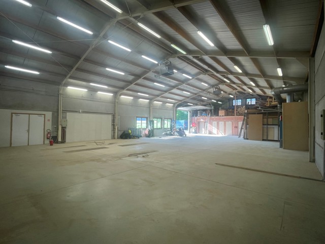 Entrepôts & bureaux de 345m²  à Nivelles