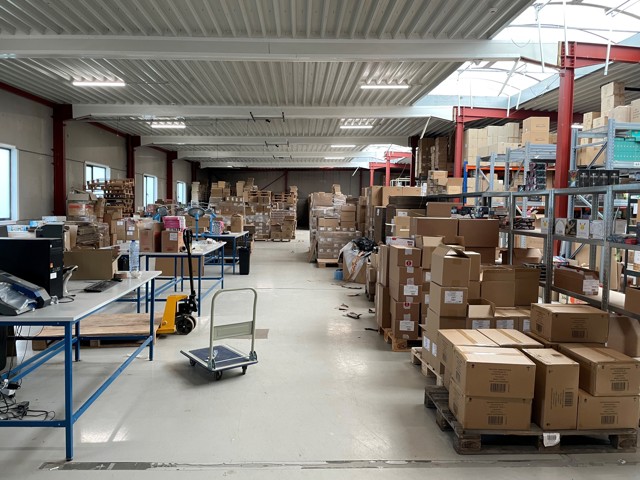 Entrepôts & bureaux de 210m²  à Nivelles