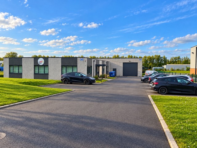 Entrepôts & bureaux de 210m²  à Nivelles